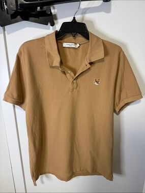 MAISON KITSUNE Men’s Fox Patch Polo Shirt in Camel